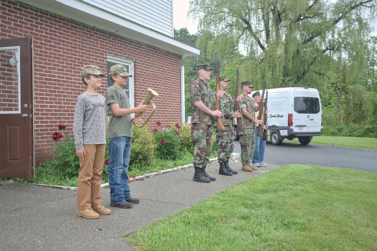 Memorial Day paraders brave wet weather
