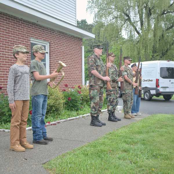 Memorial Day paraders brave wet weather