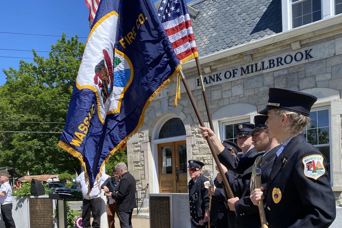 Amenia gathers at Fountain Square