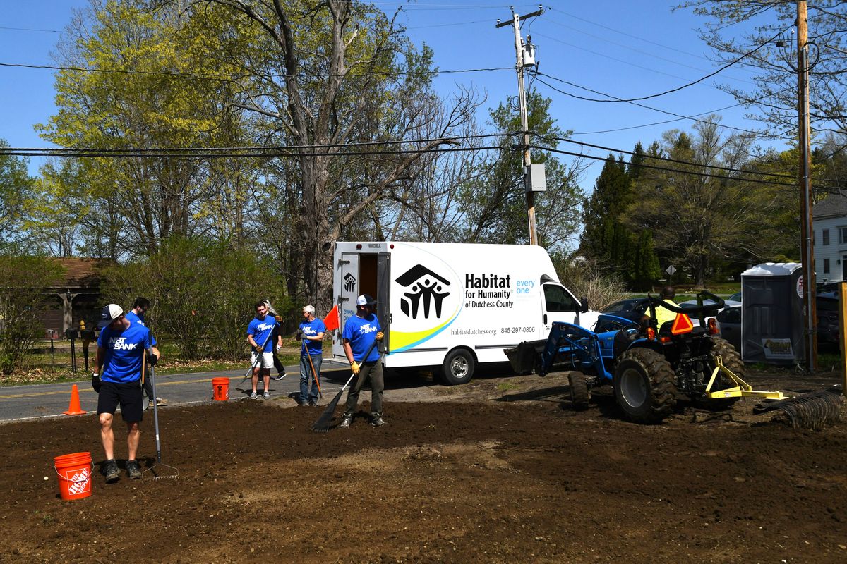 NBT, garden club volunteers landscape Habitat home