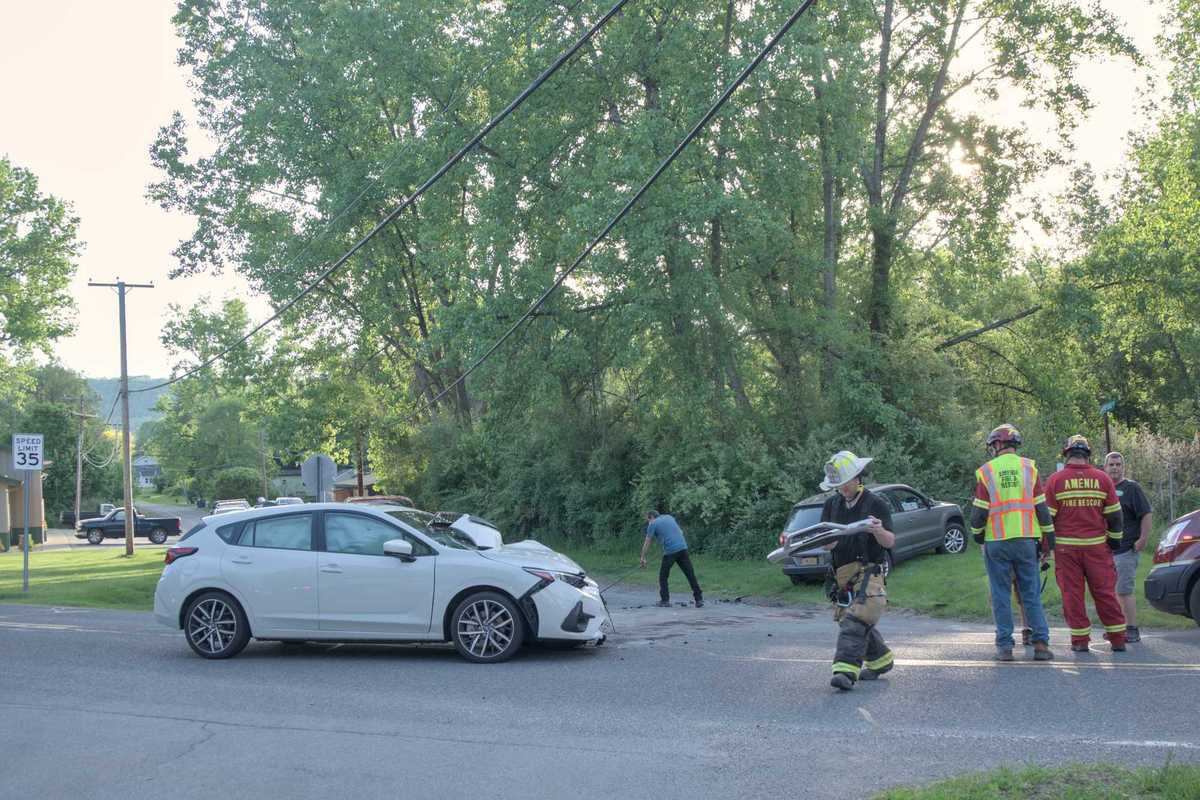 Car crash blocks traffic on Old Route 22