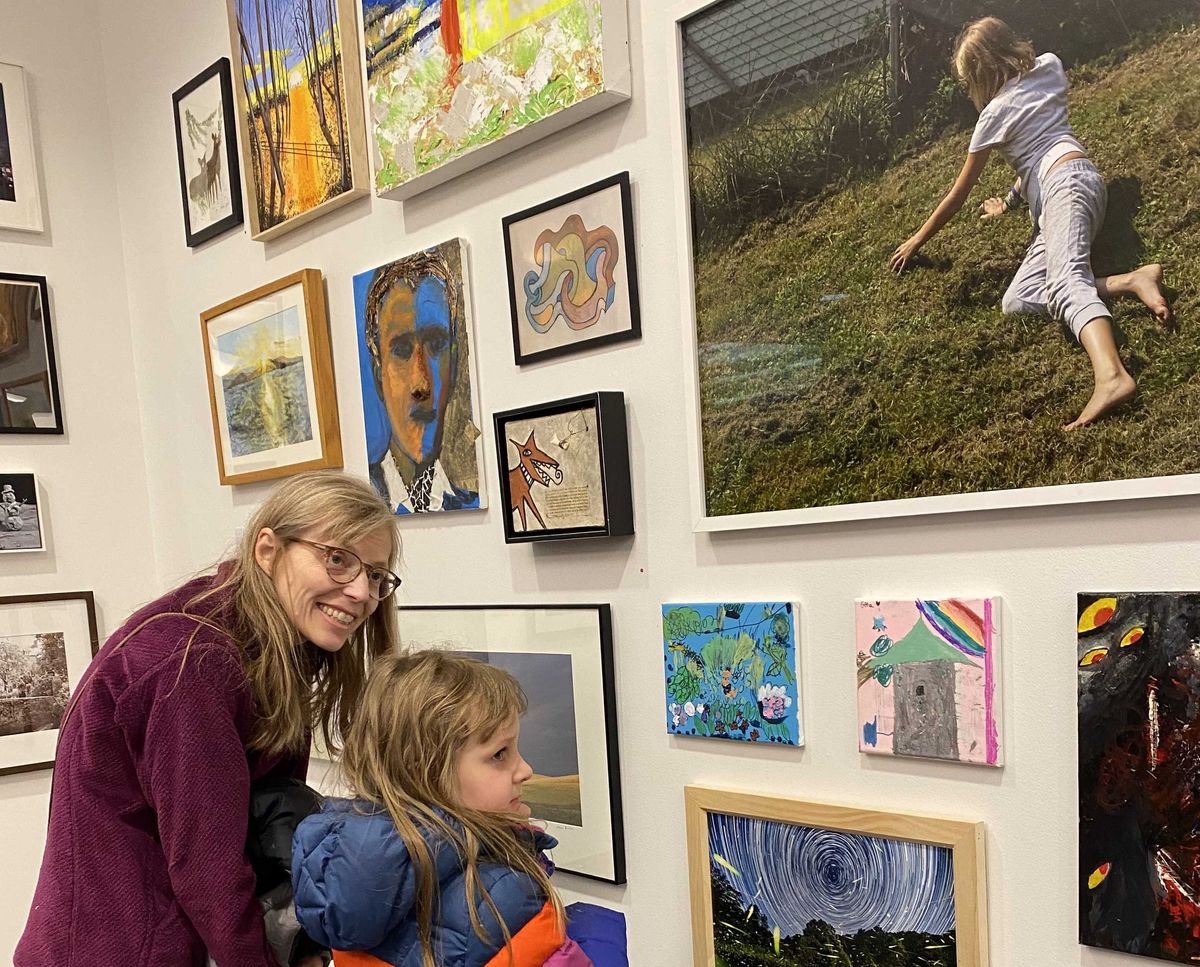 Salon Hang community art show draws a crowd