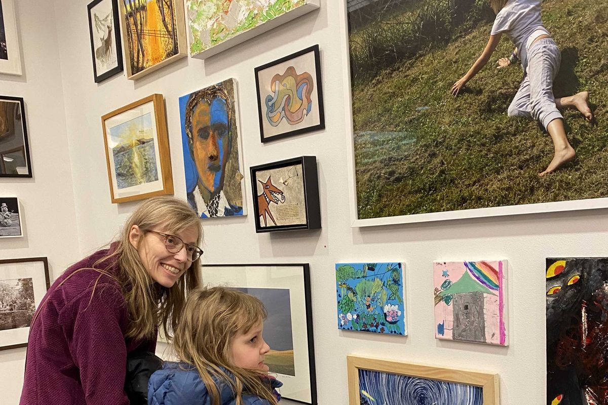 Salon Hang community art show draws a crowd