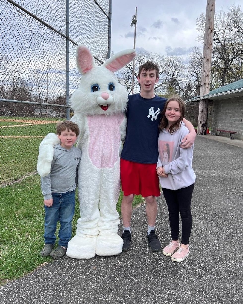 Easter Bunny pops by Beekman Park Amenia 