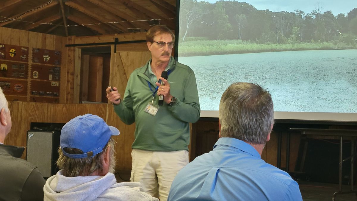 East Twin Lake
finds new hope
as hydrilla fades