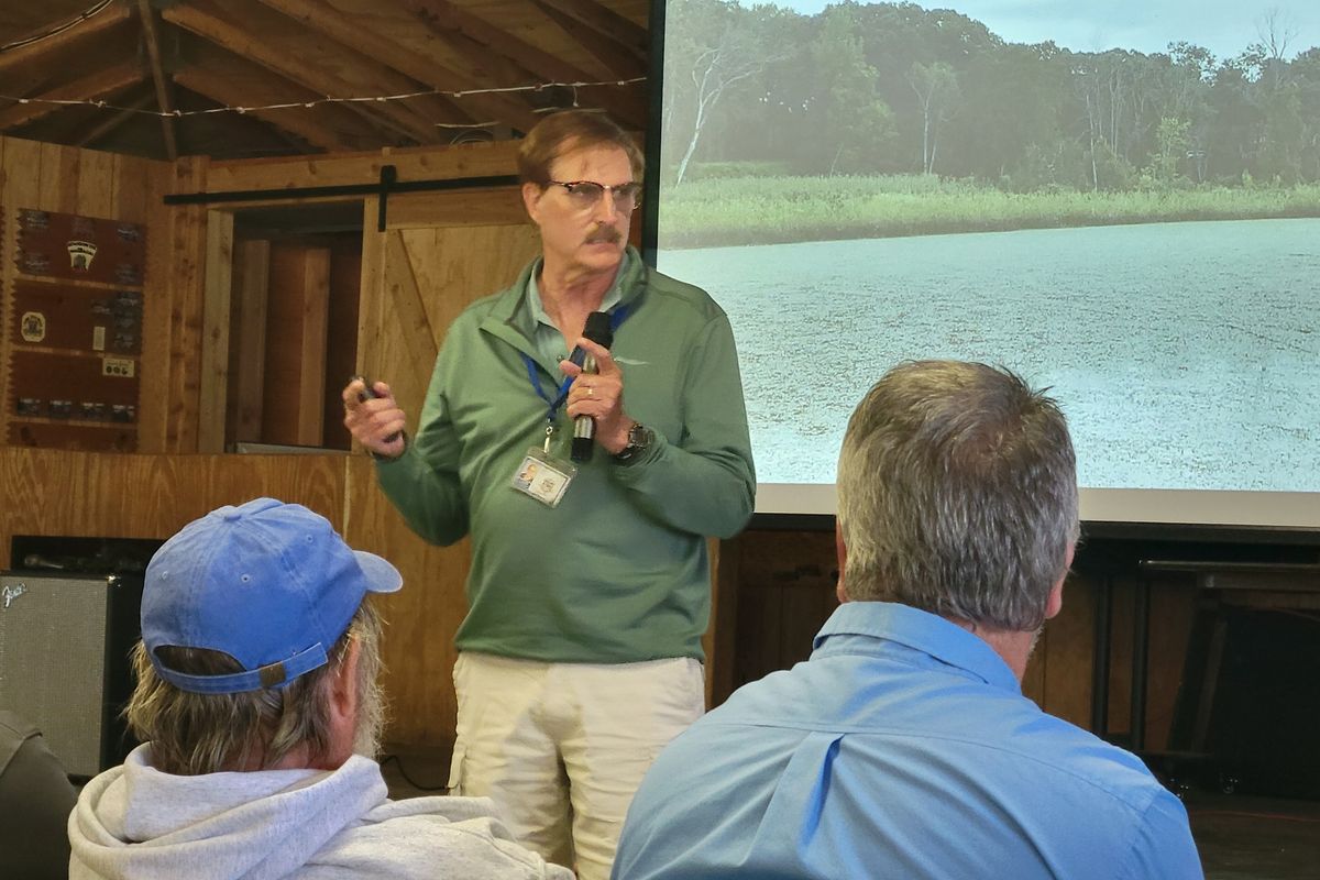 East Twin Lake
finds new hope 
as hydrilla fades