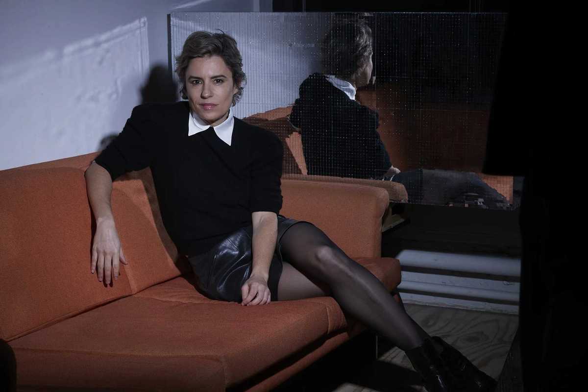 Leslie Mendelson performs at The Grace Note