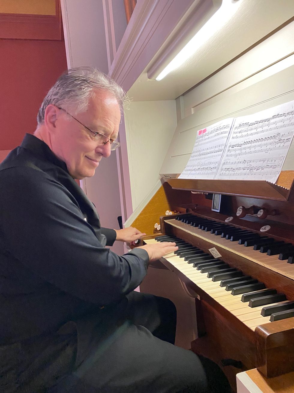 Kent Tritle connects with his audience at the Smithfield Church