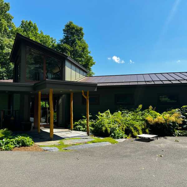 Hillsdale residents champion innovative building material for efficient houses