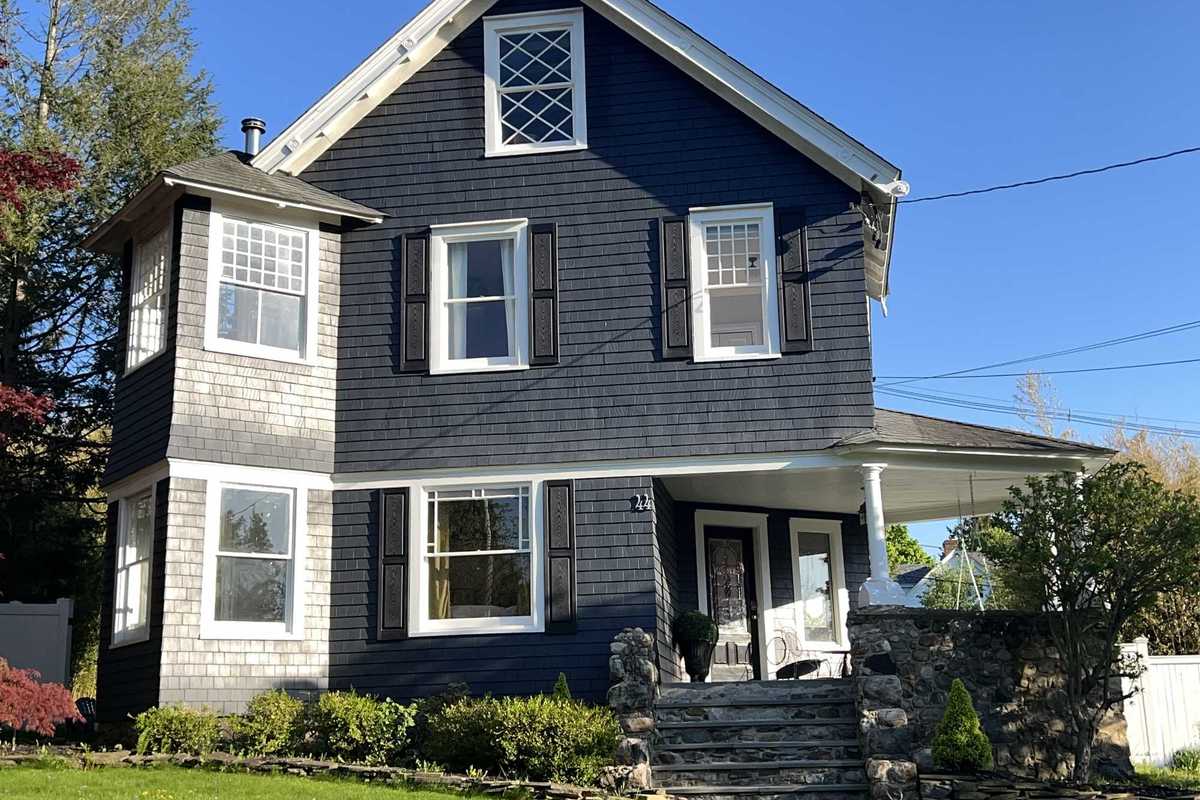 Median Washington home prices remains above $900K