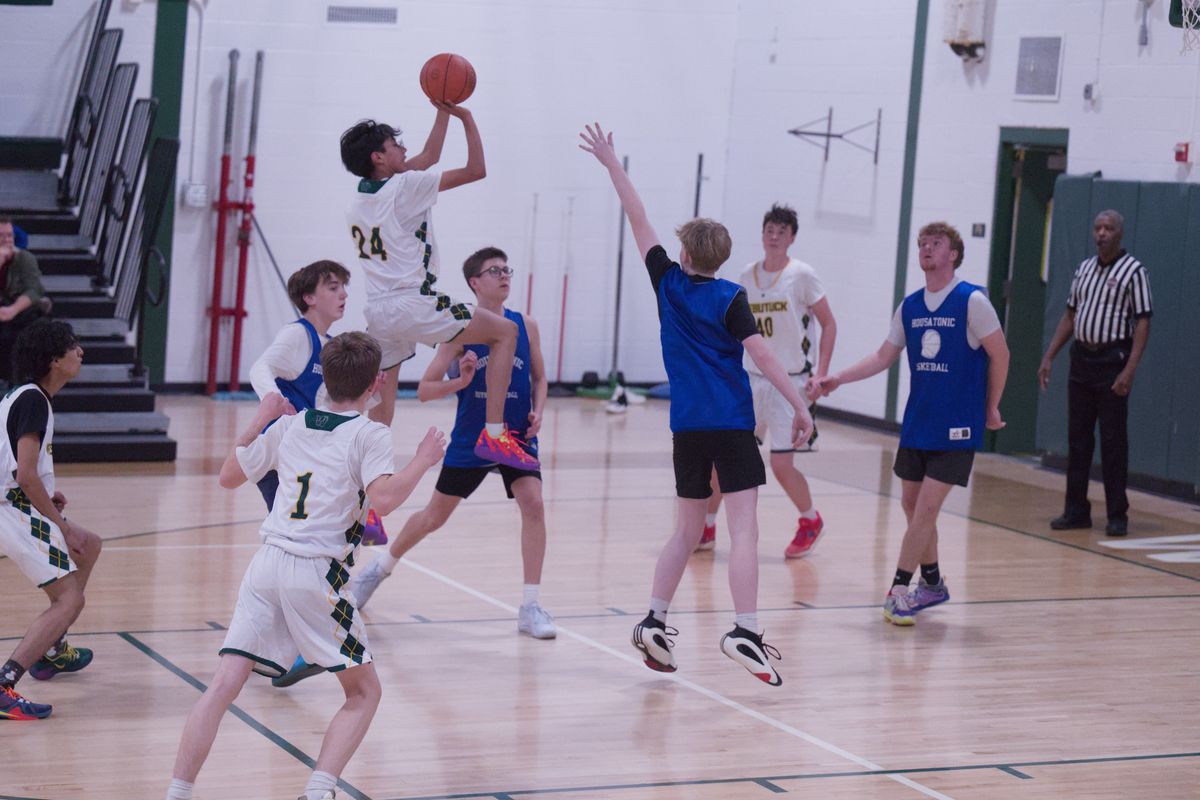 Webutuck hosts HVRHS for basketball scrimmage